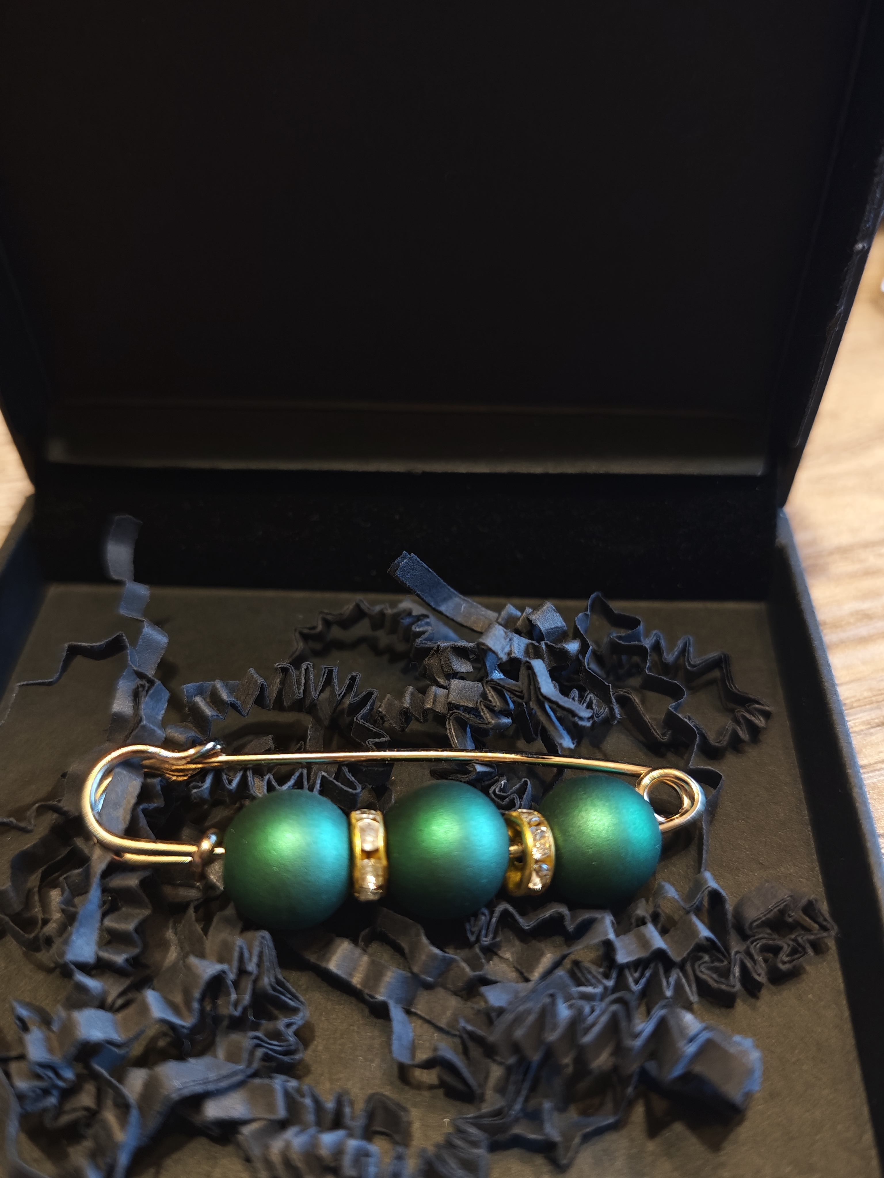 Sagė su žaliais karoliukais