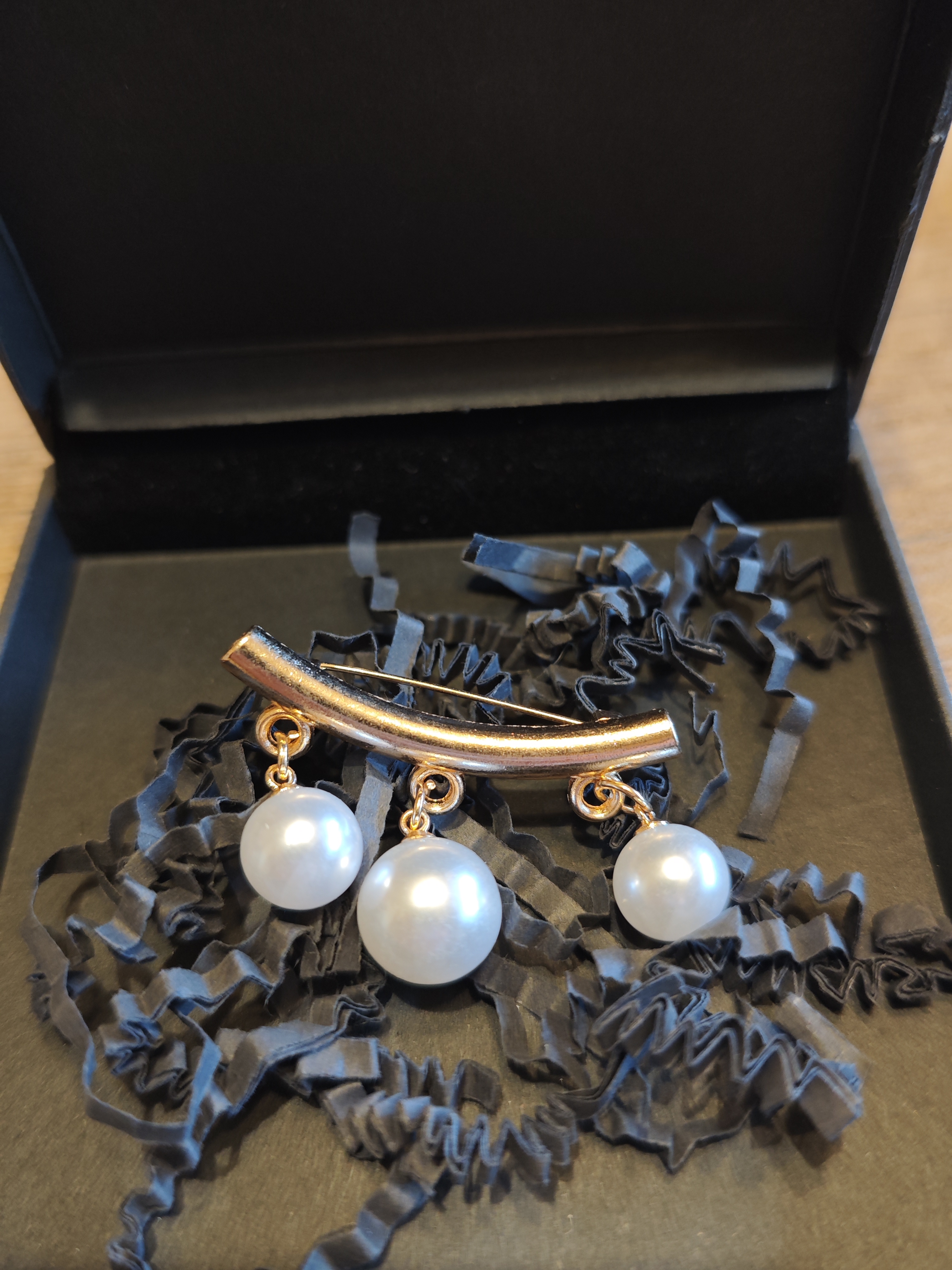 Aukso spalvos sagė su dirbtiniais perlais