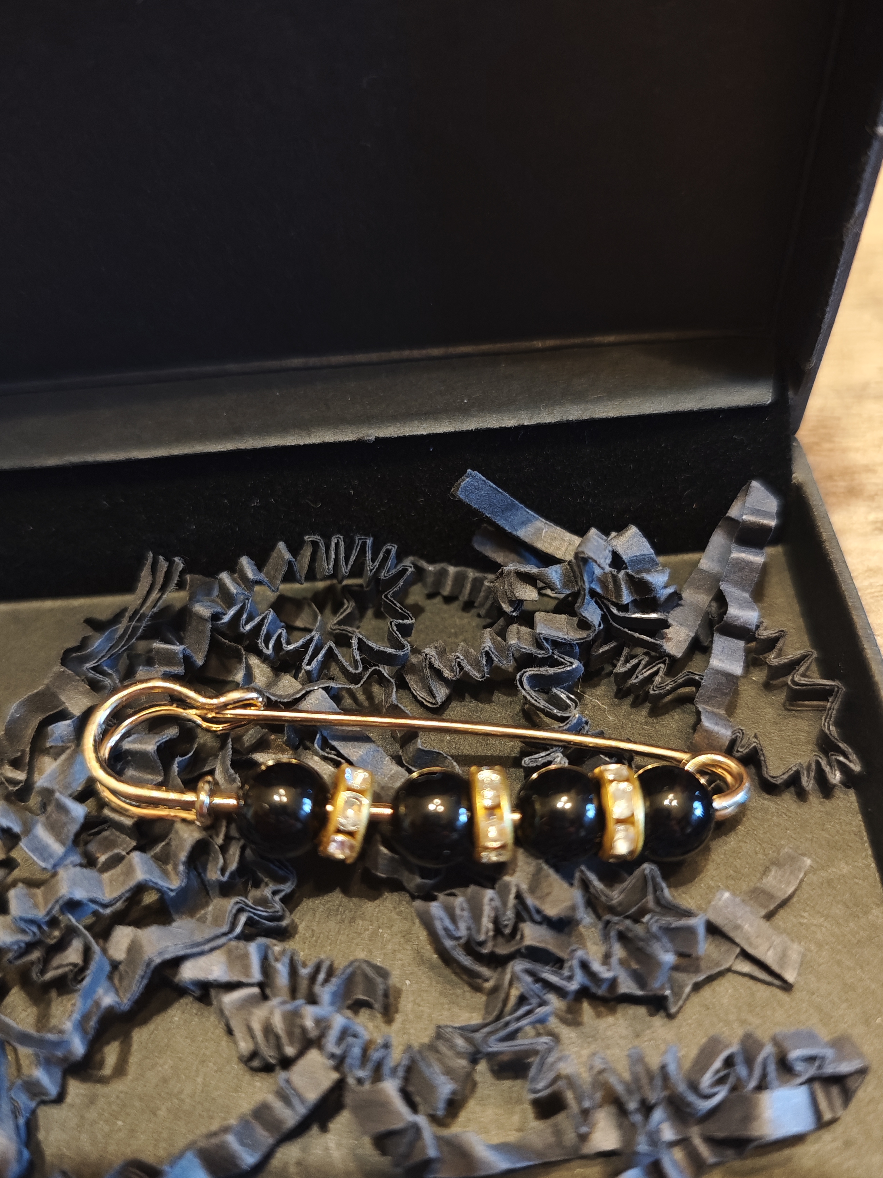 Juodų dirbtinių perlų sagė