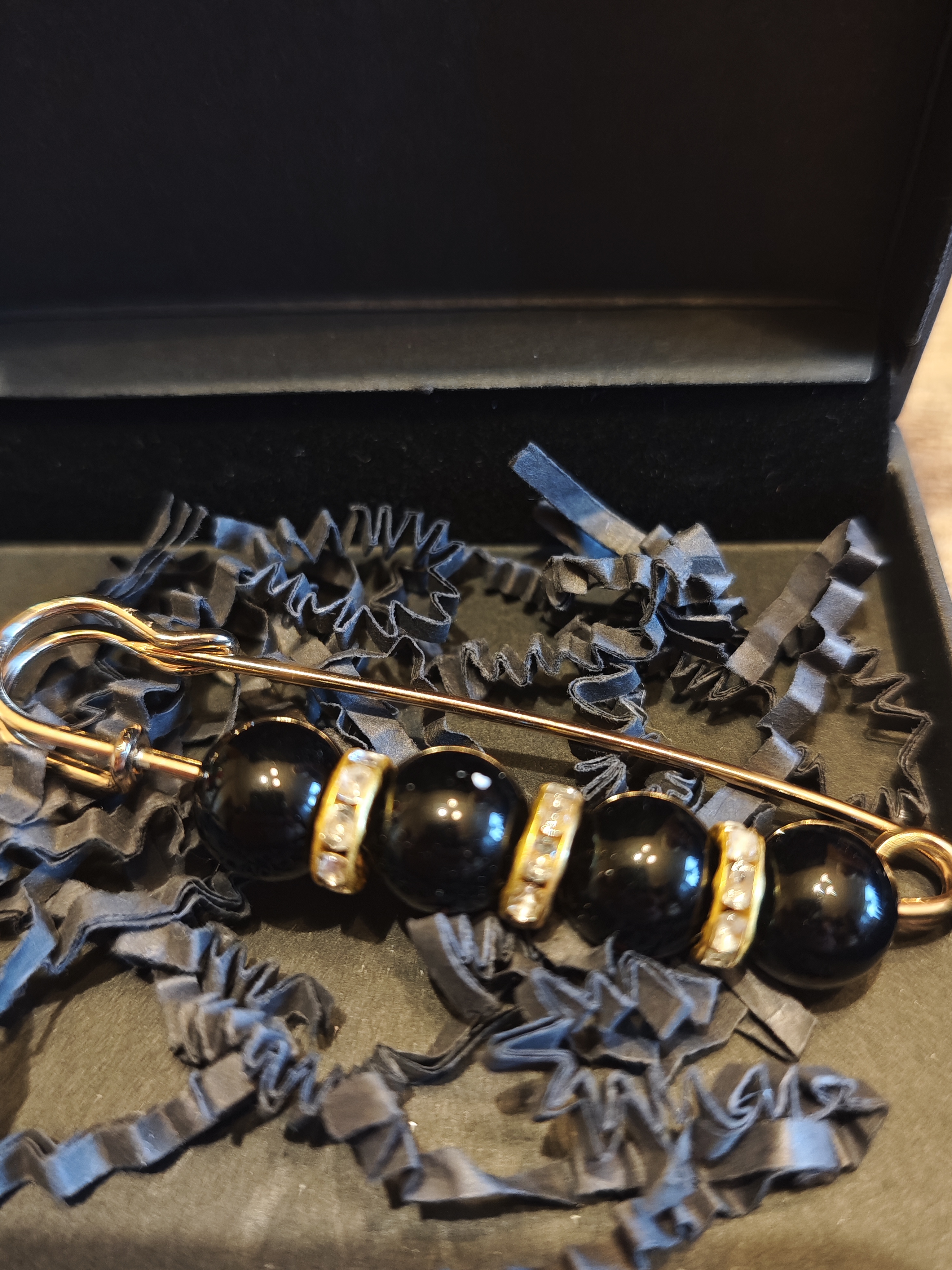 Juodų dirbtinių perlų sagė