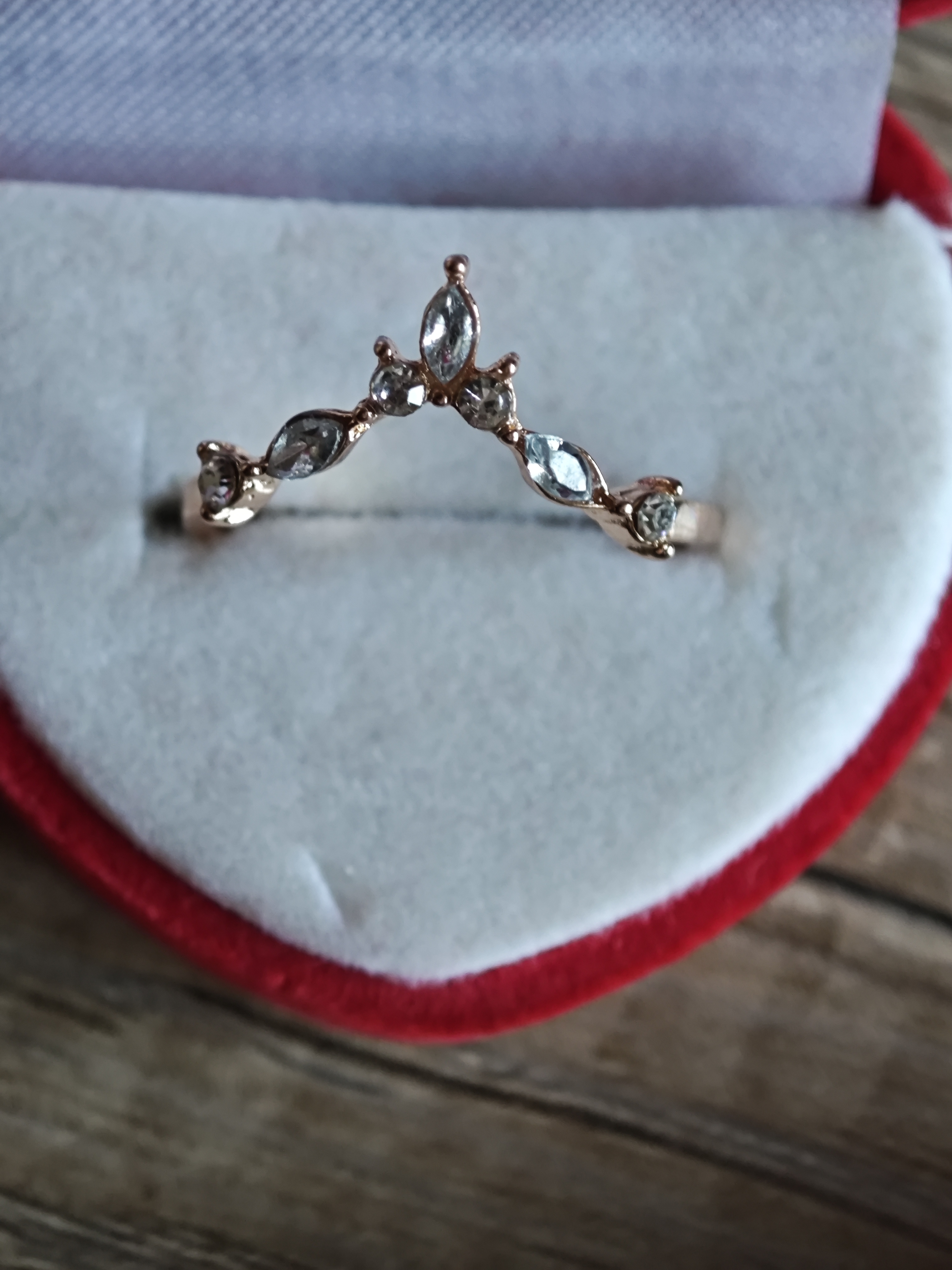 Išskirtinės formos žiedas