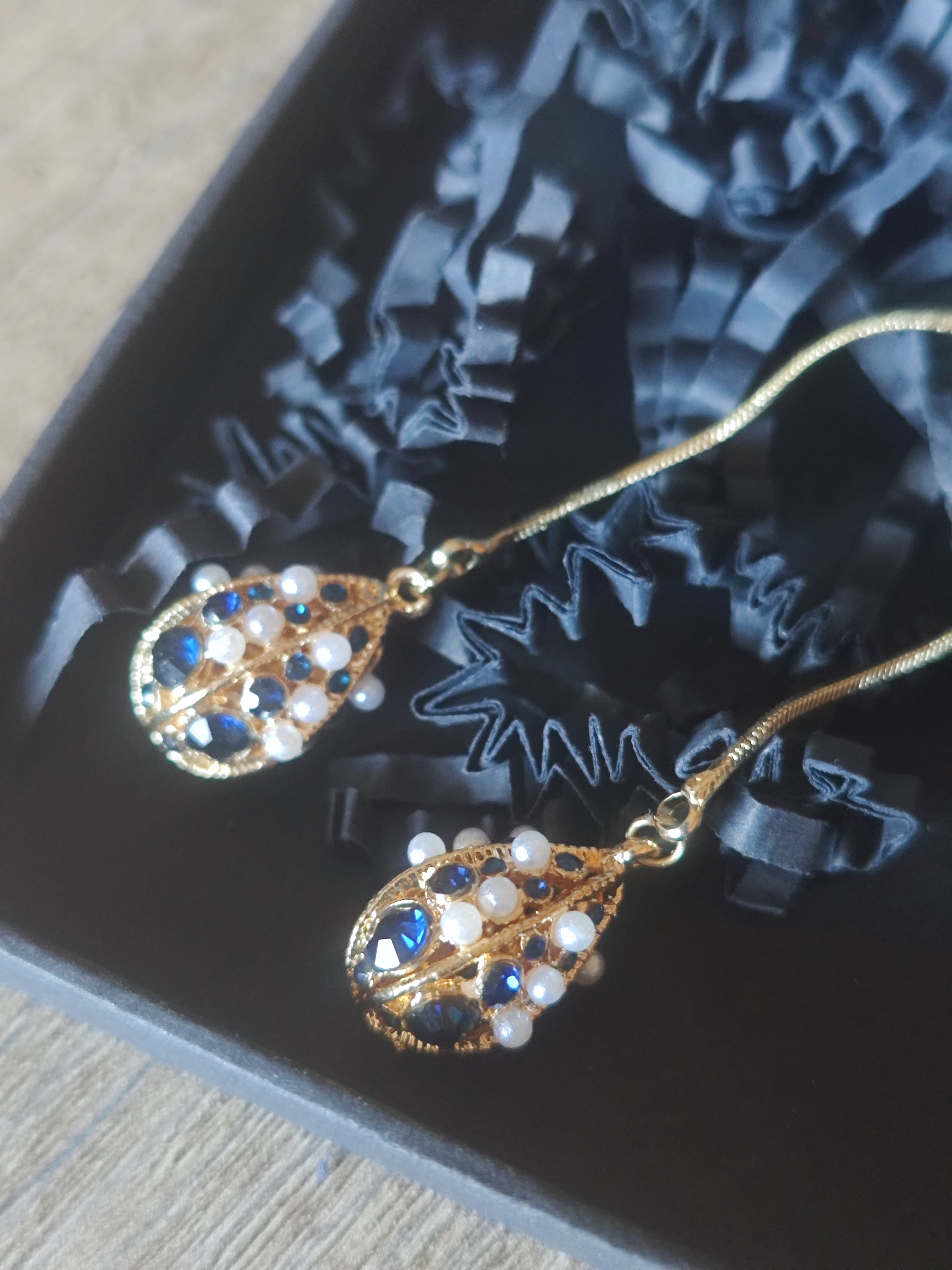 Ilgi auskarai su dirbtiniais perlais