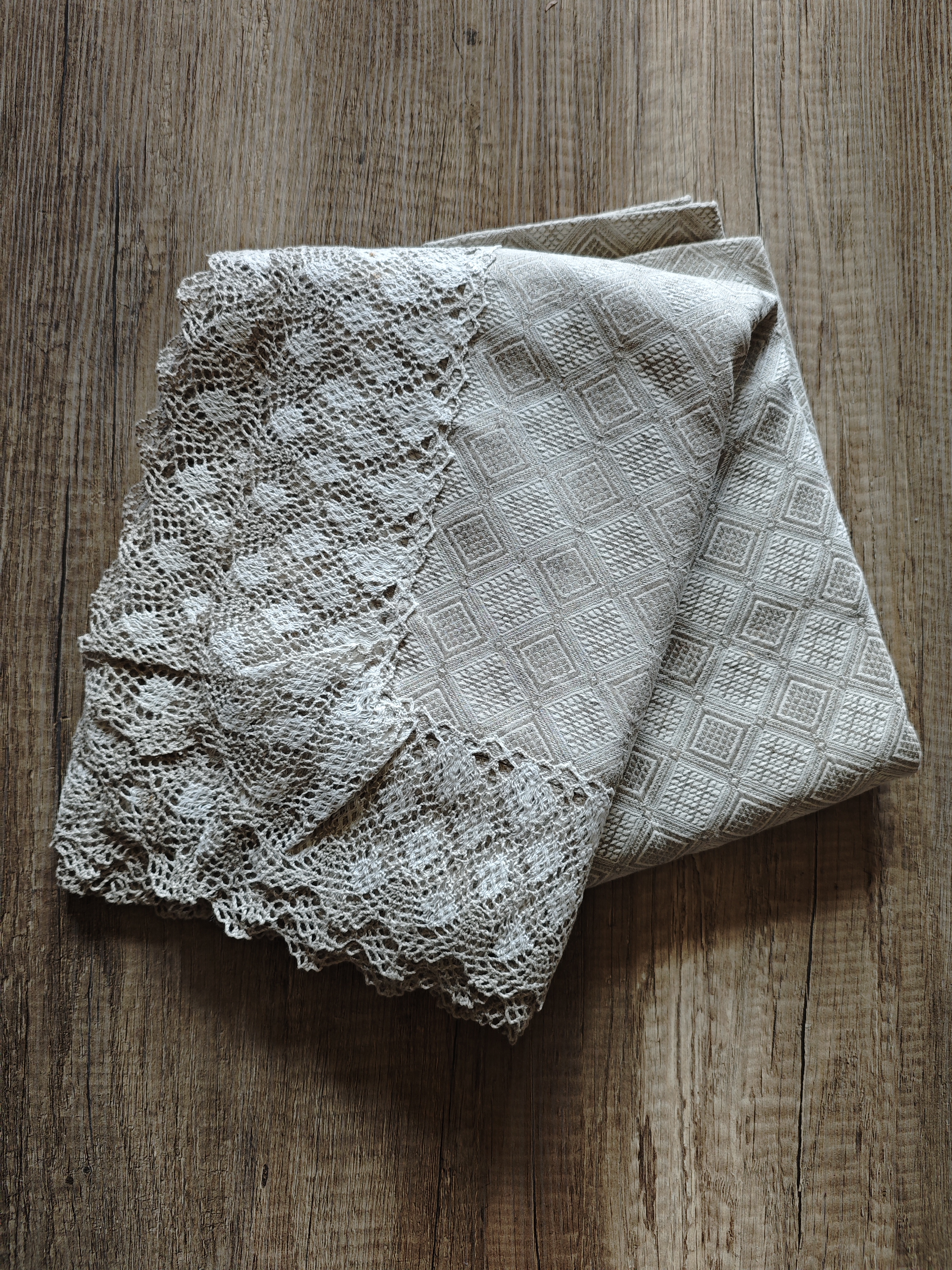 Lininė staltiesė su nėriniais 160x160 cm.