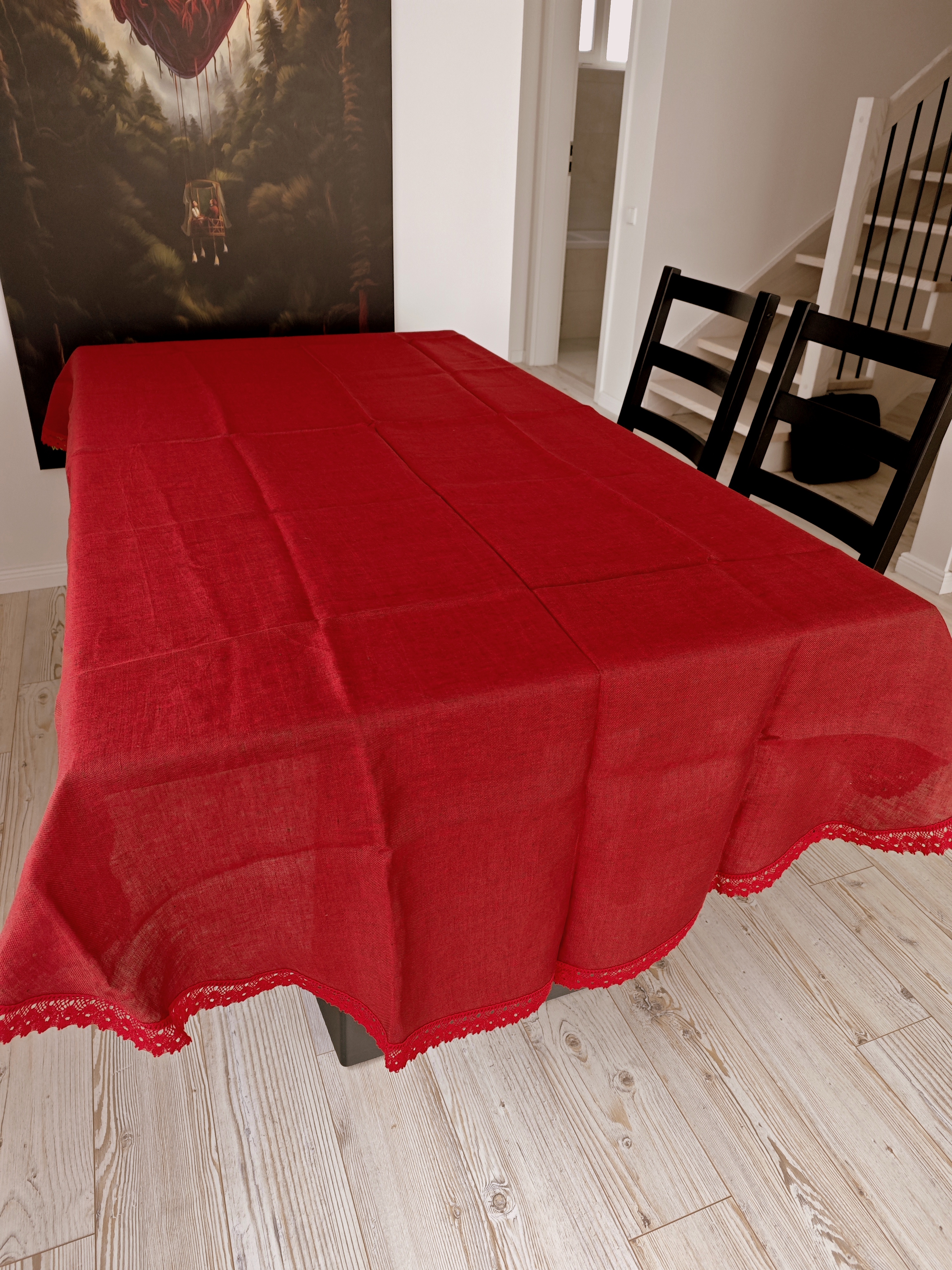 Raudona staltiesė
