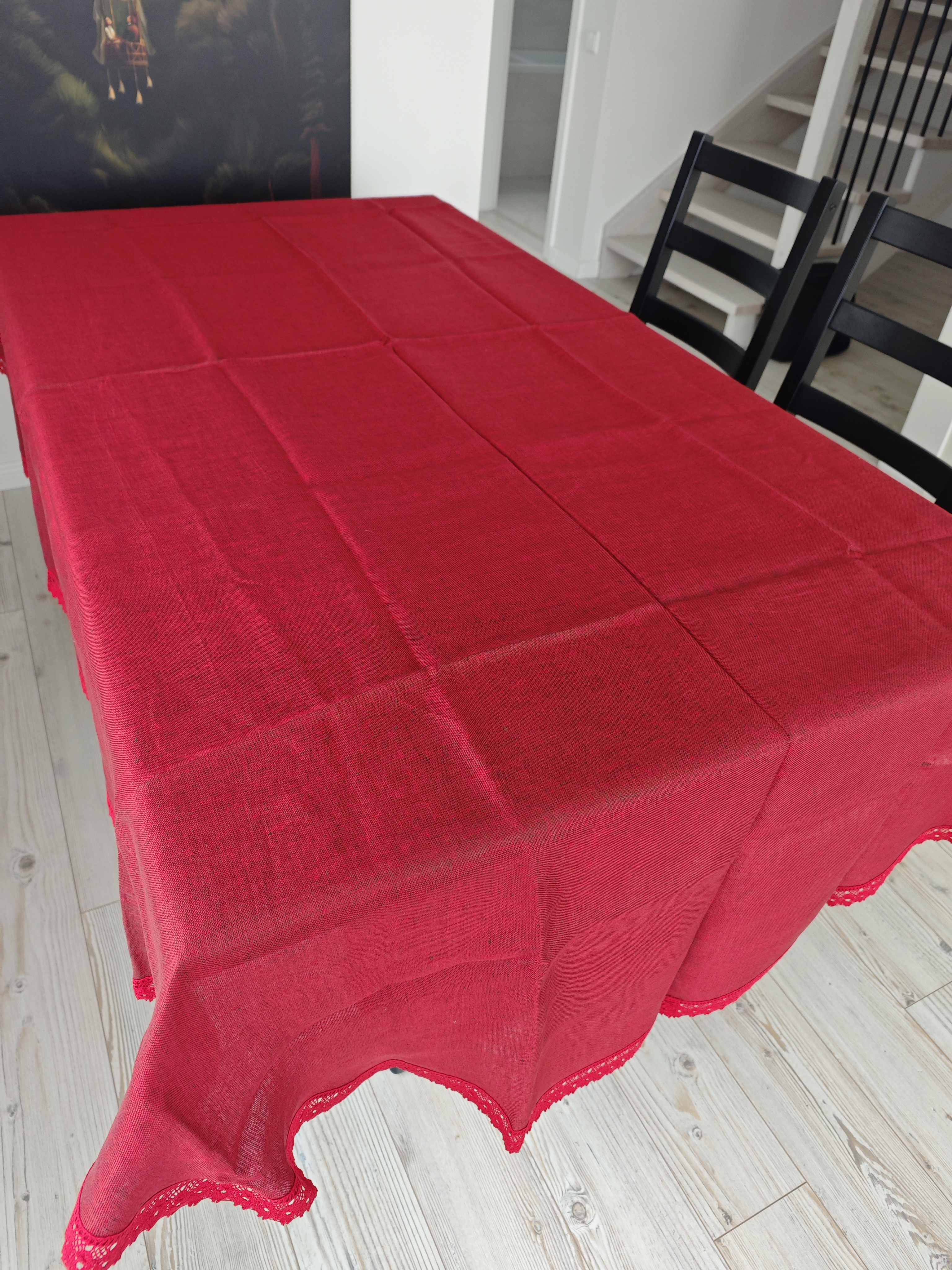 Raudona staltiesė