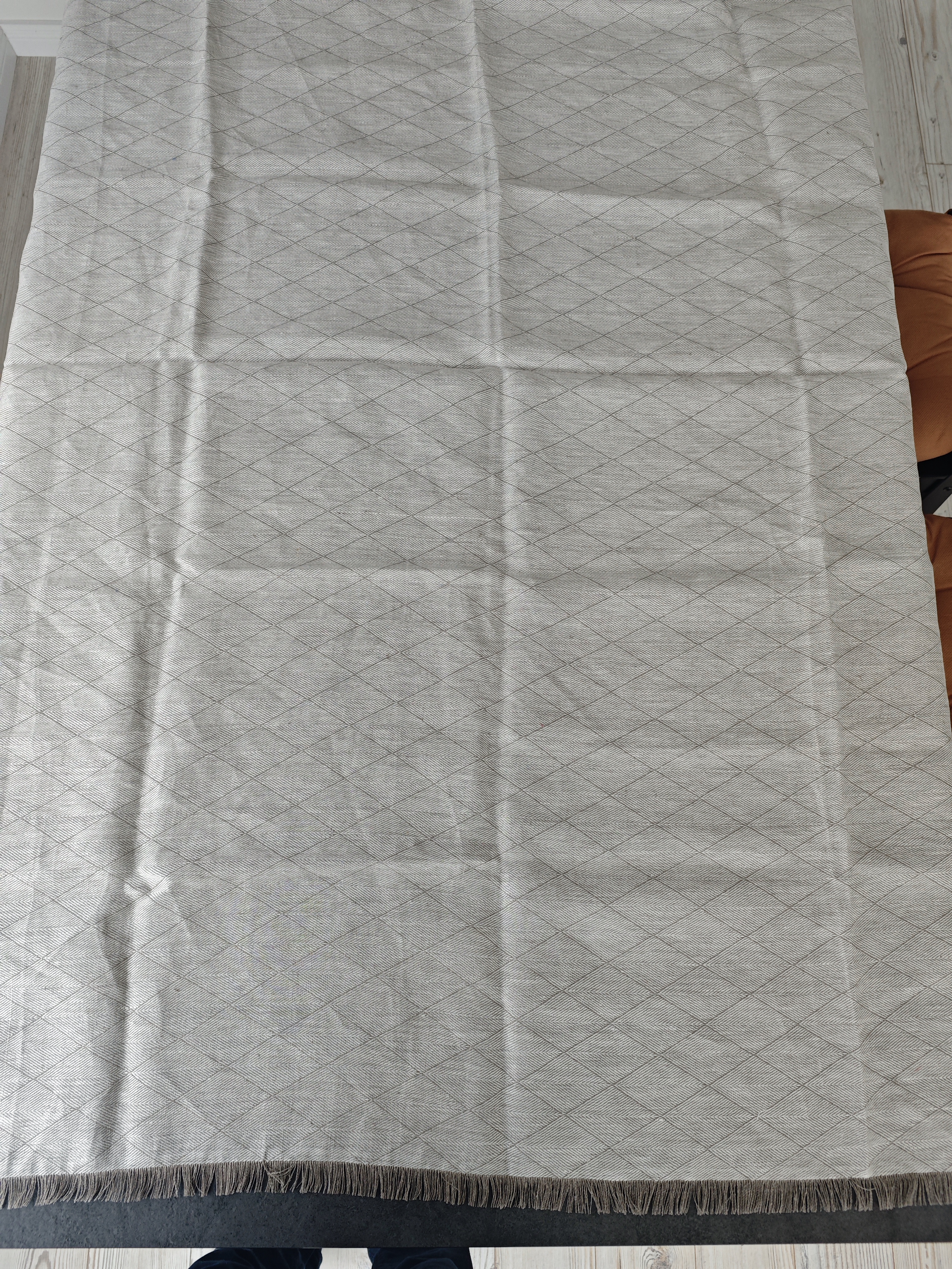 Staltiesė su raštais