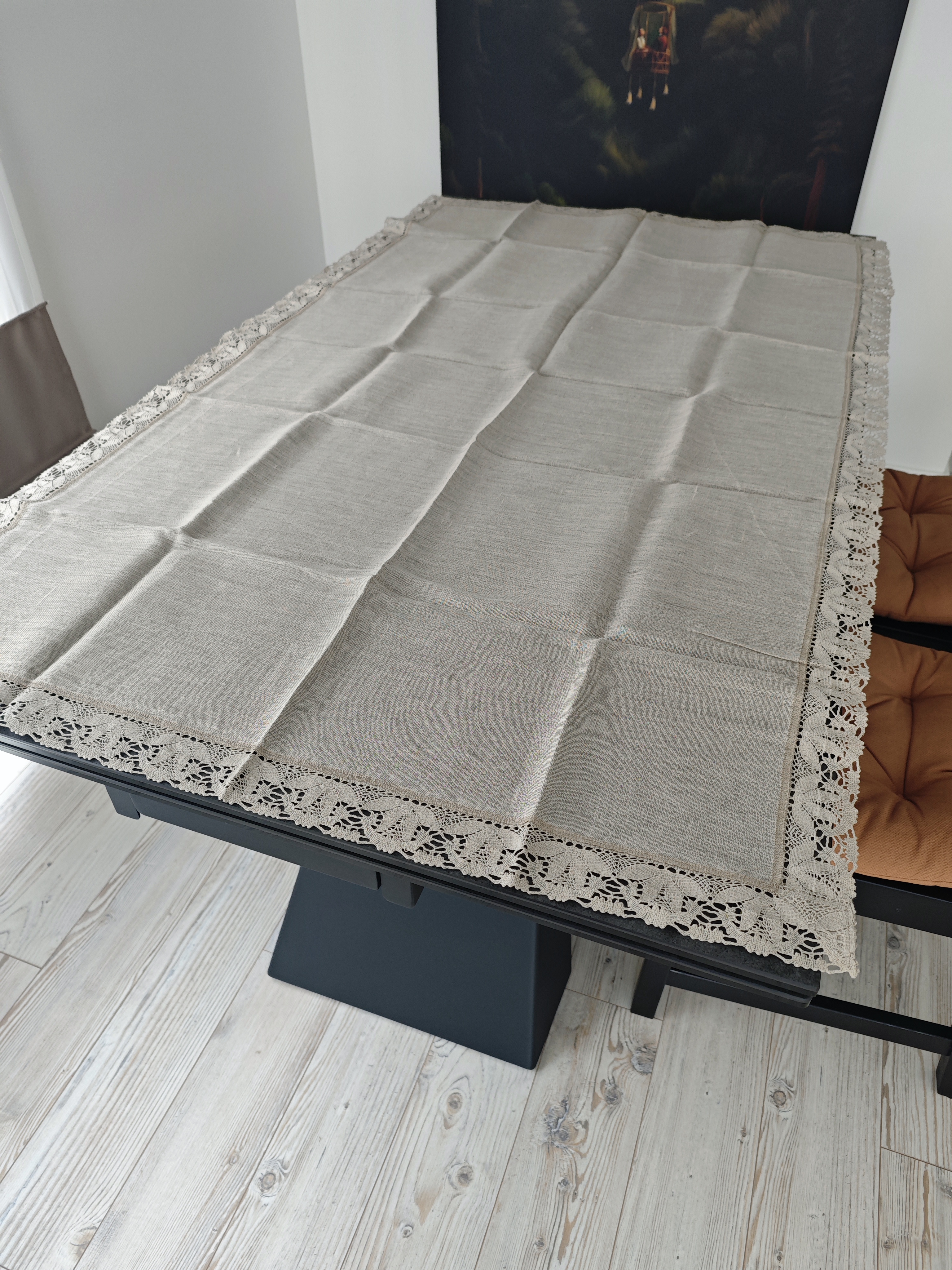 Staltiesė su nėrinių krašteliais