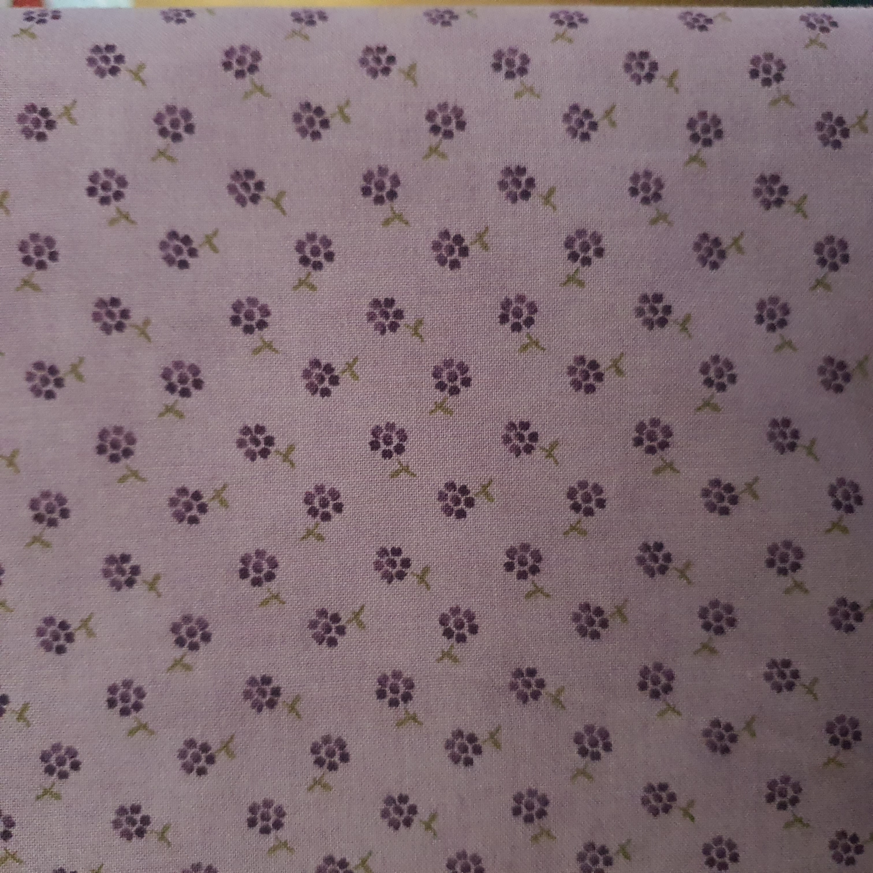 Tela estampada con flores pequeñas