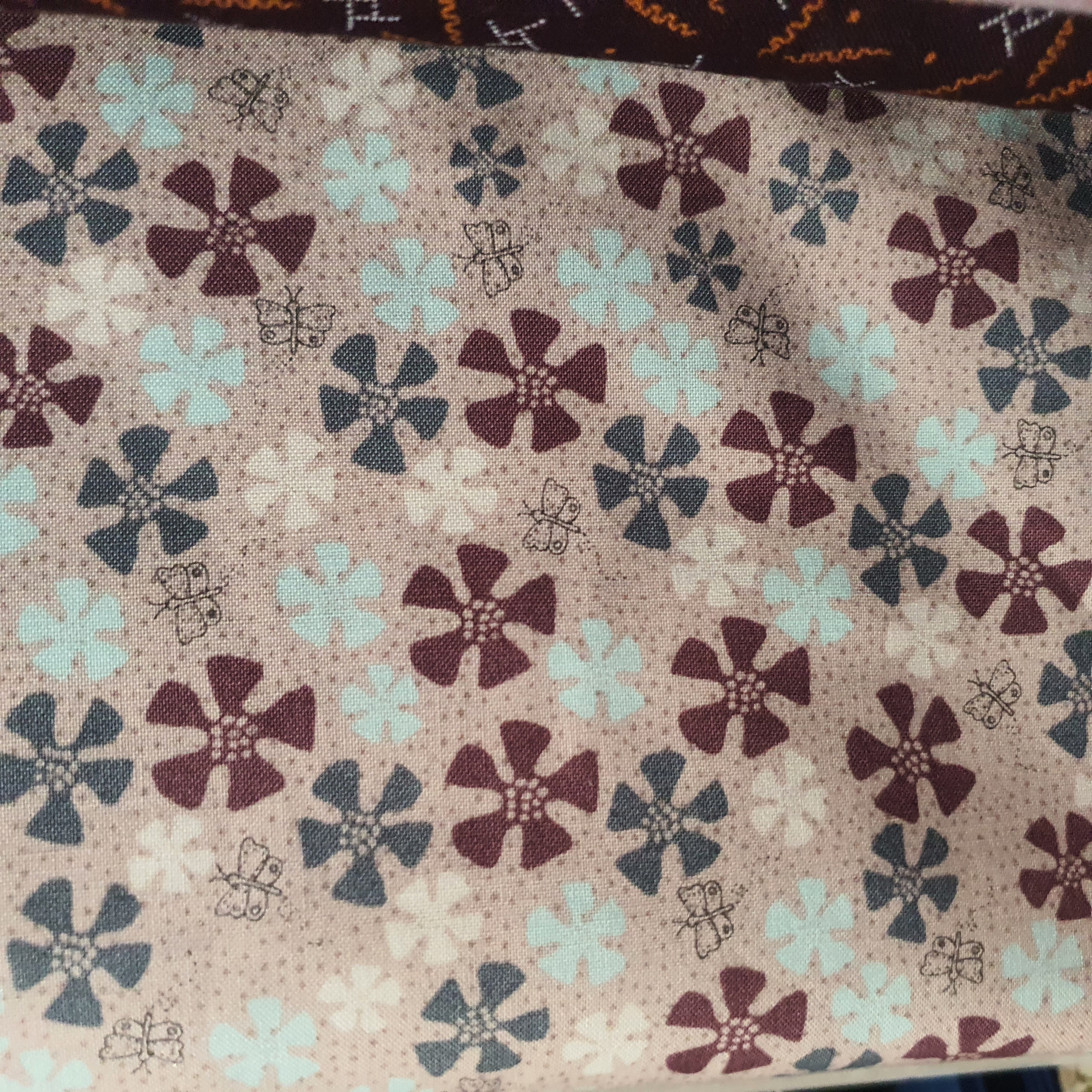 Tela estampada con flores
