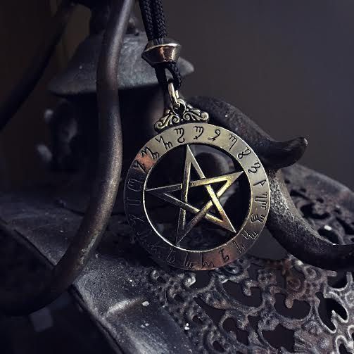 Amuleto de pentagrama negro