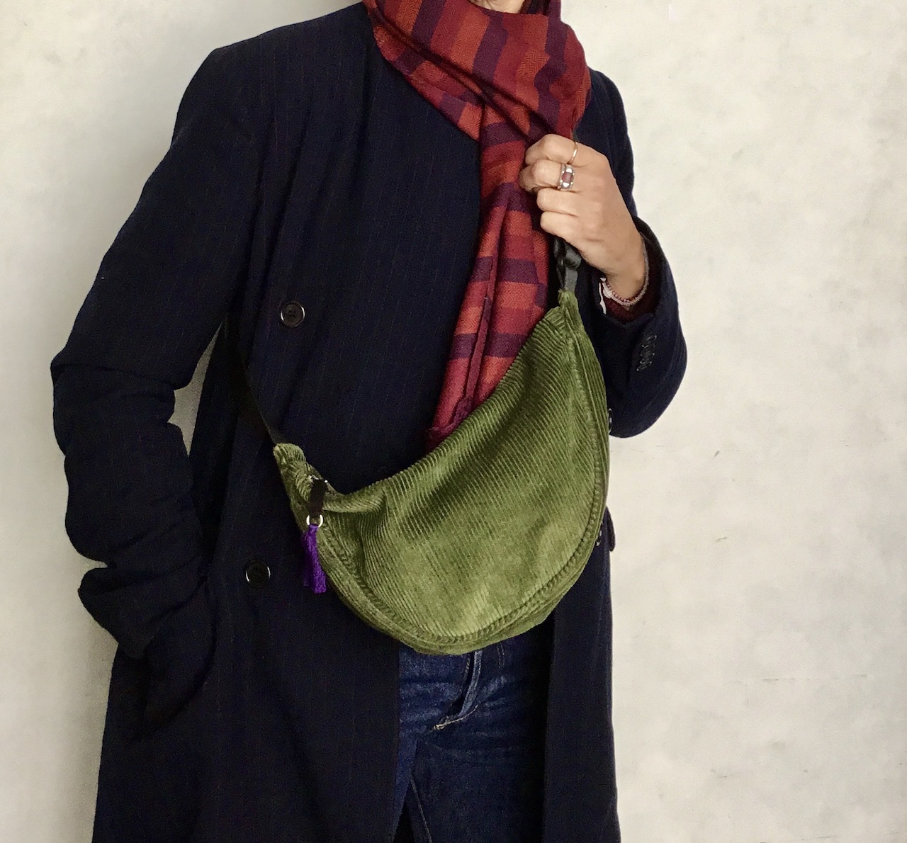 Grand sac banane en velours cotelé vert olive