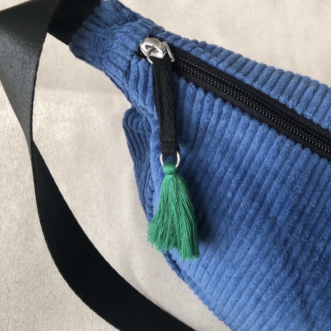 Grand sac banane en velours cotelé bleu gauloise