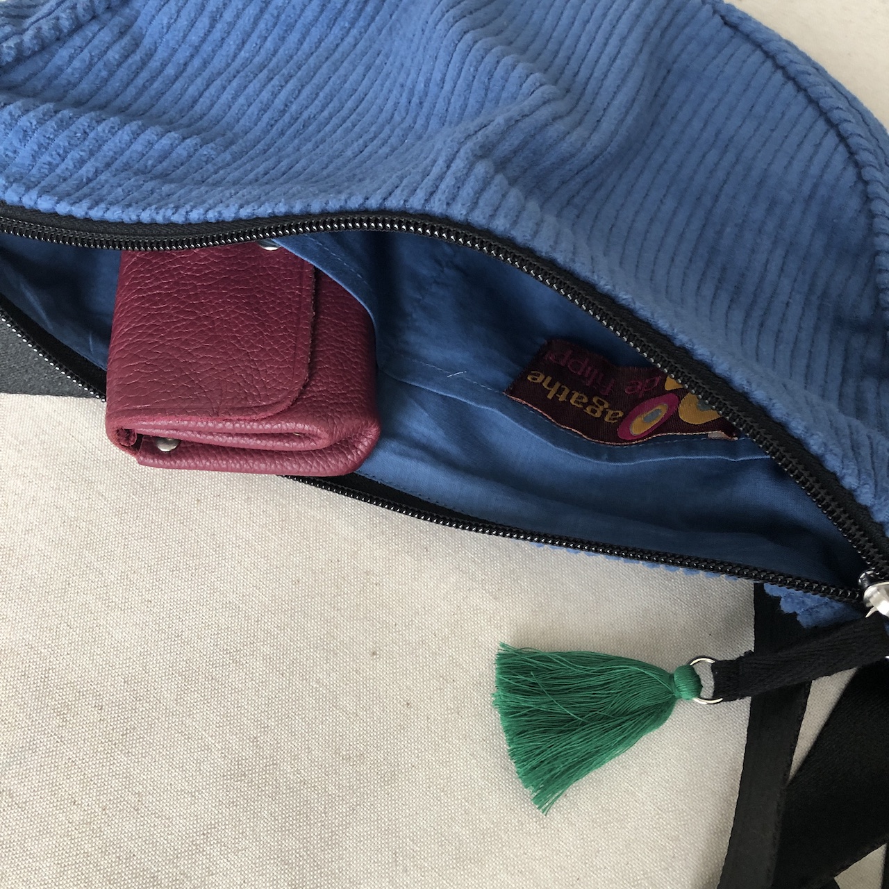 Grand sac banane en velours cotelé bleu gauloise