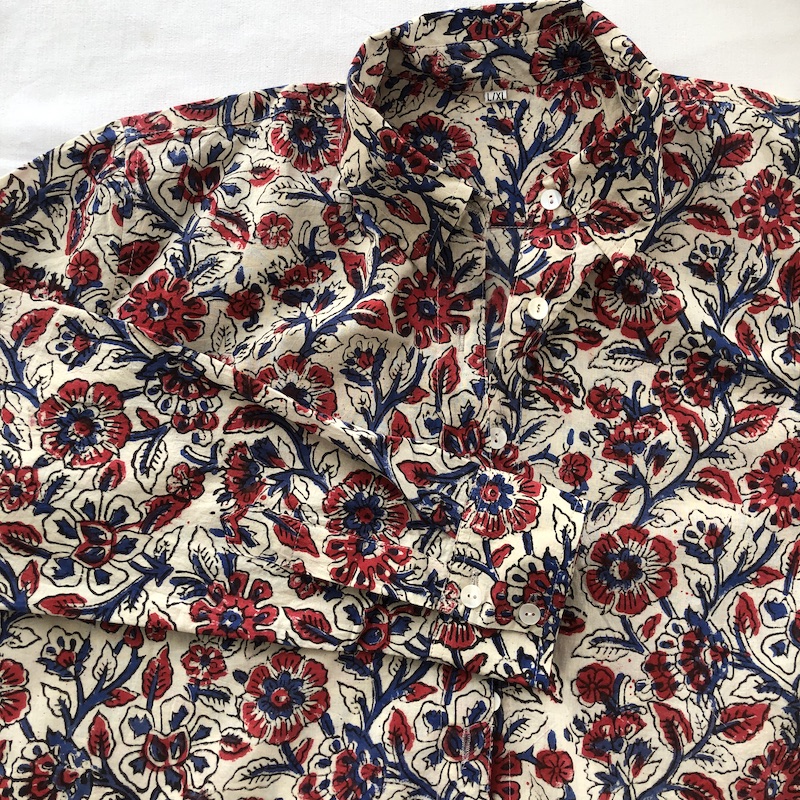 Chemisier en coton naturel imprimé blockprint fleurs rouges et bleues