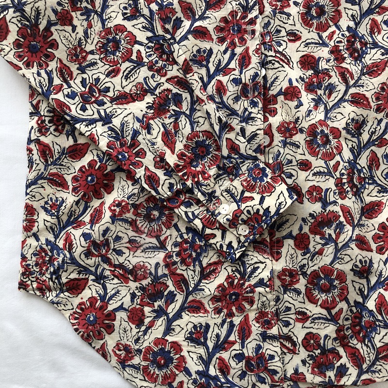 Chemisier en coton naturel imprimé blockprint fleurs rouges et bleues