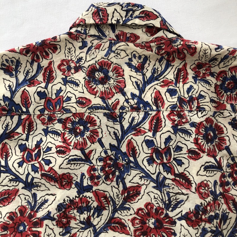Chemisier en coton naturel imprimé blockprint fleurs rouges et bleues