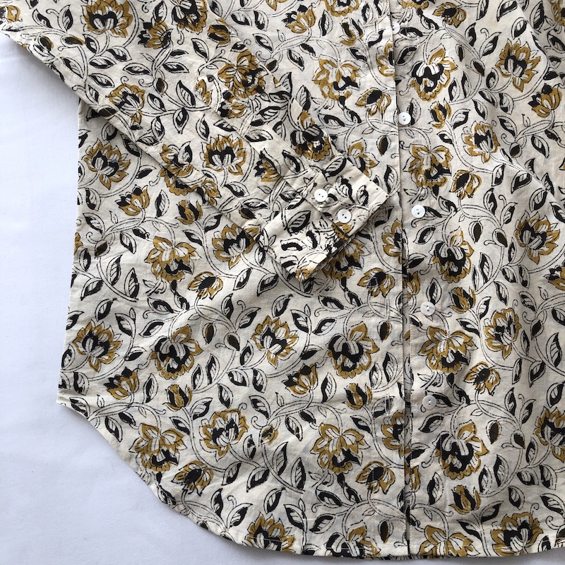 Chemisier en coton naturel imprimé blockprint fleurs jaunes et noires