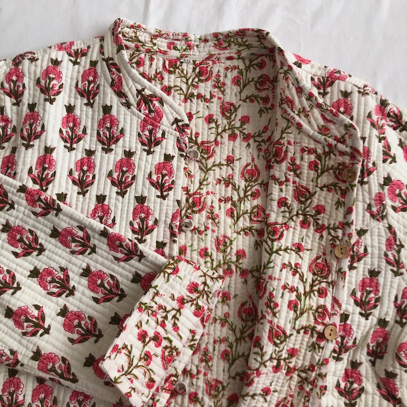 La veste indienne surpiquée / imprimé blanc vert et rose