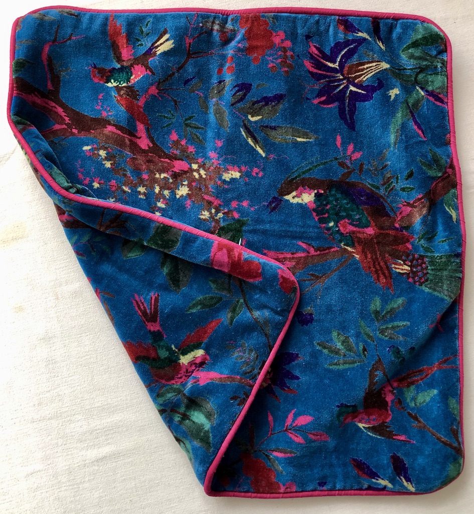 Housse de coussin en velours imprimé fleurs et oiseaux fond turquoise