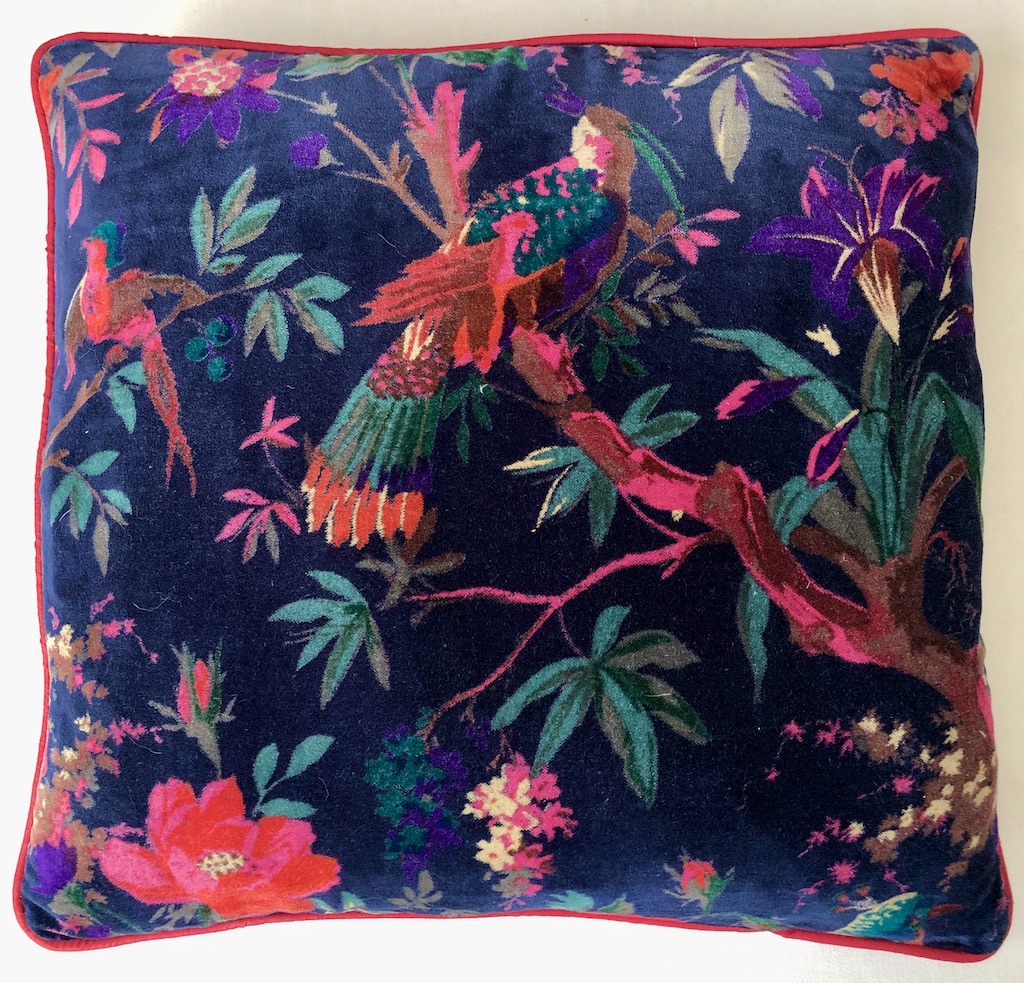 Housse de coussin en velours imprimé fleurs et oiseaux fond bleu navy
