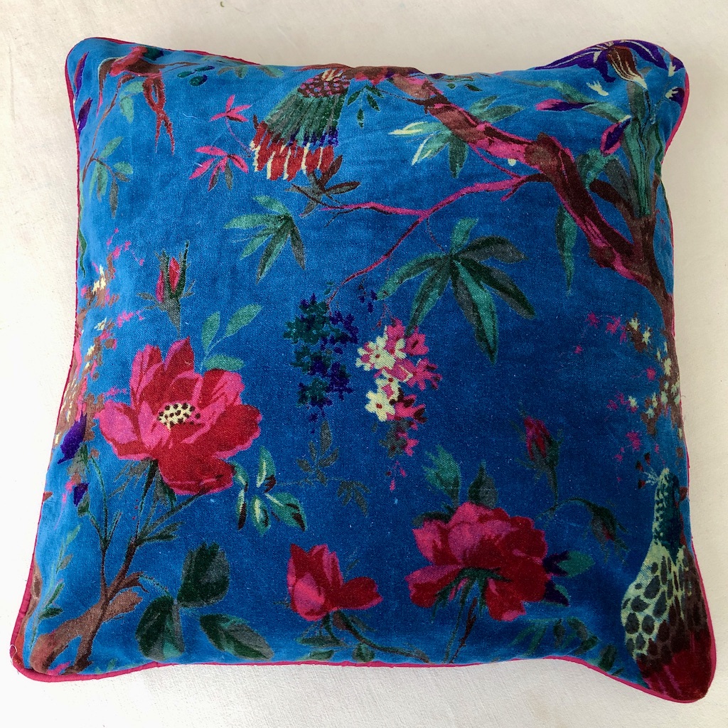 Housse de coussin en velours imprimé fleurs et oiseaux fond turquoise