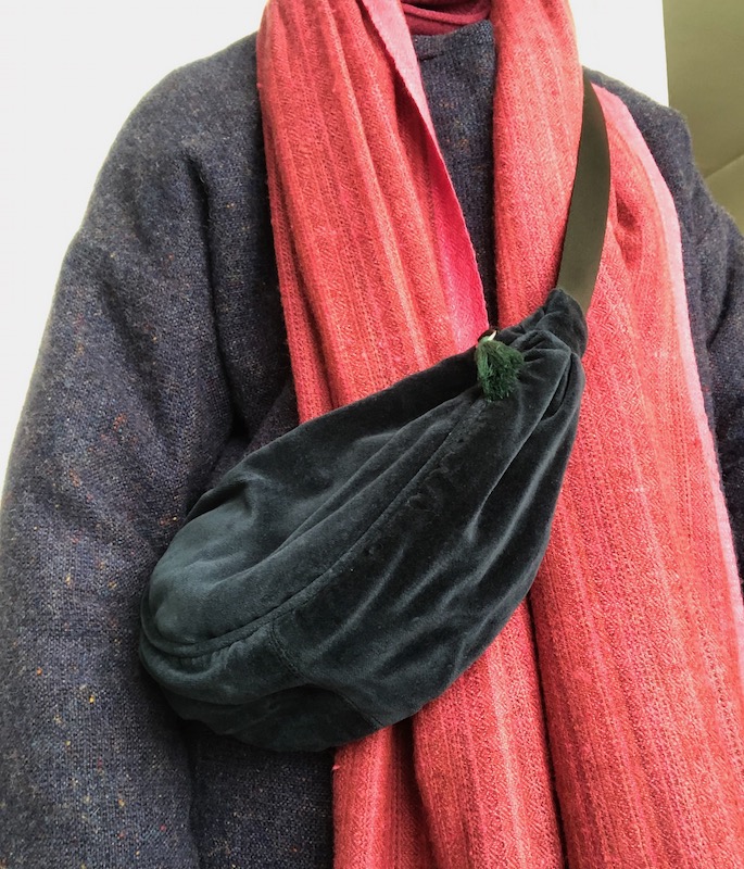 Grand sac banane en velours bleu navy