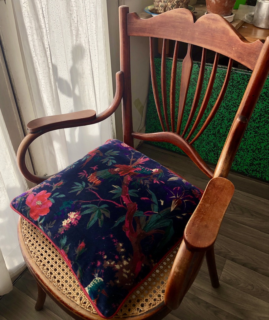 Housse de coussin en velours imprimé fleurs et oiseaux fond bleu navy