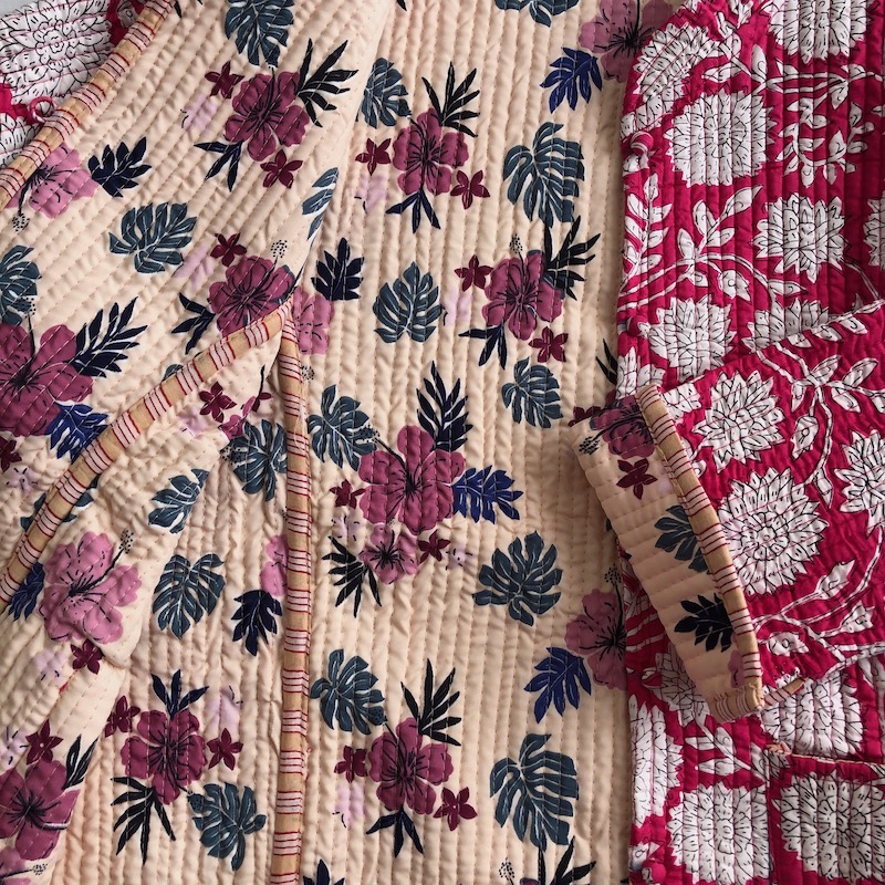 La veste indienne surpiquée / imprimé rose et blanc