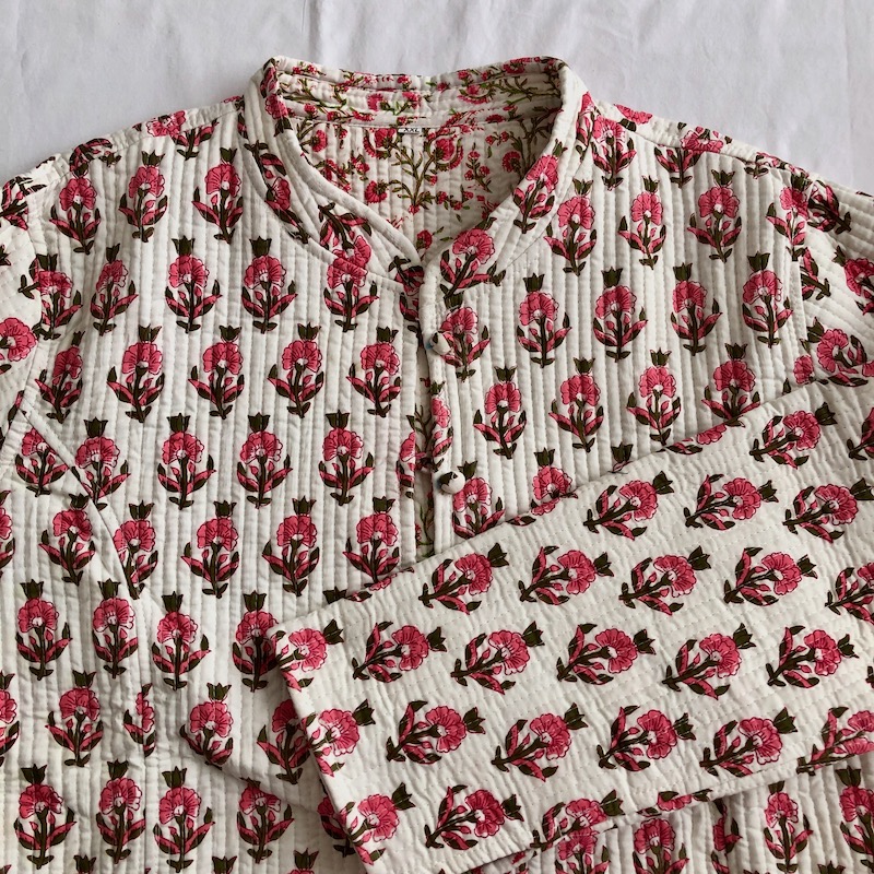 La veste indienne surpiquée / imprimé blanc vert et rose