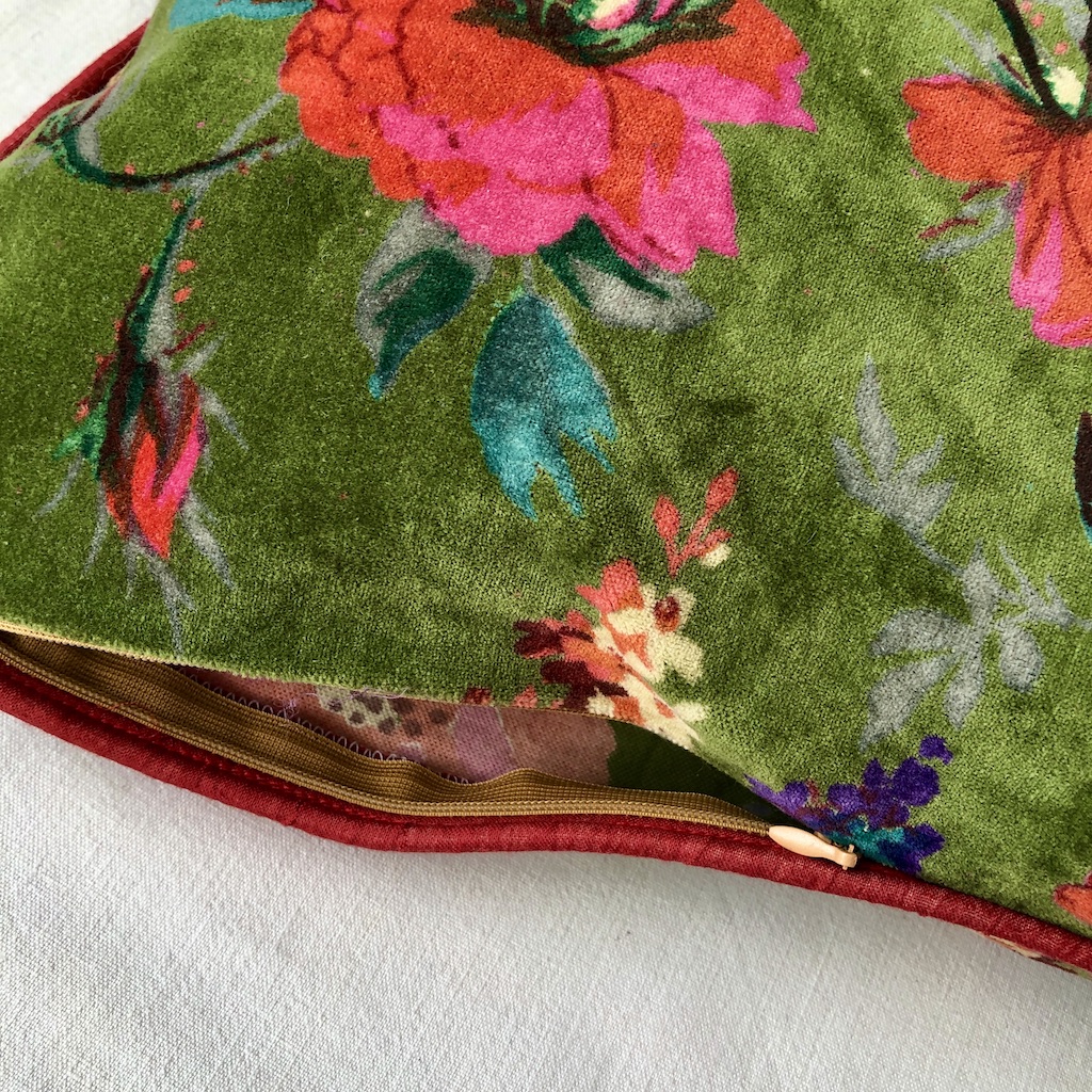 Housse de coussin en velours imprimé fleurs et oiseaux fond vert olive