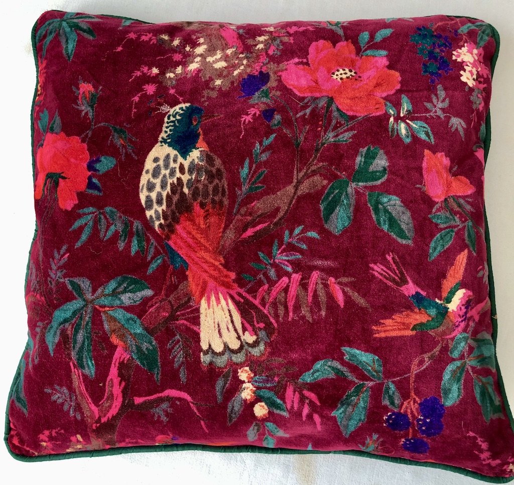 Housse de coussin en velours imprimé fleurs et oiseaux fond rouge bordeaux