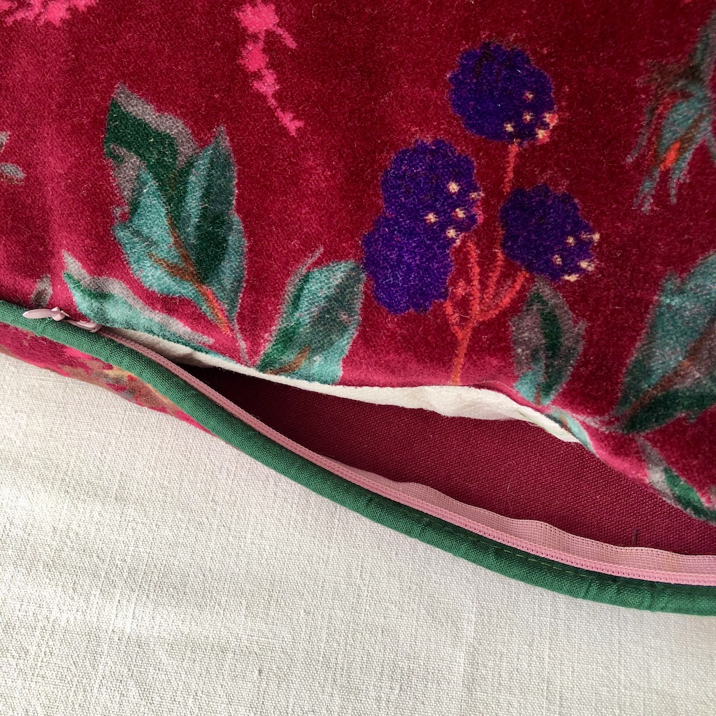 Housse de coussin en velours imprimé fleurs et oiseaux fond rouge bordeaux