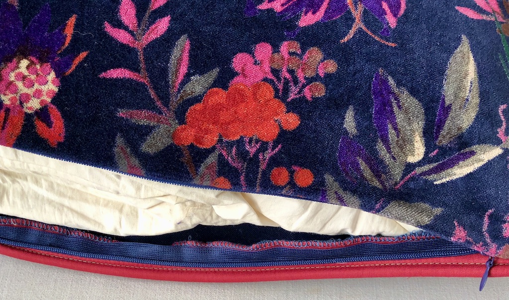 Housse de coussin en velours imprimé fleurs et oiseaux fond bleu navy