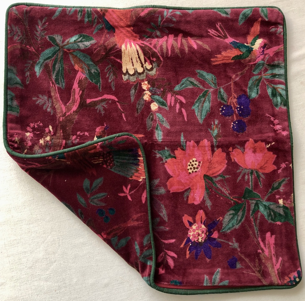 Housse de coussin en velours imprimé fleurs et oiseaux fond rouge bordeaux