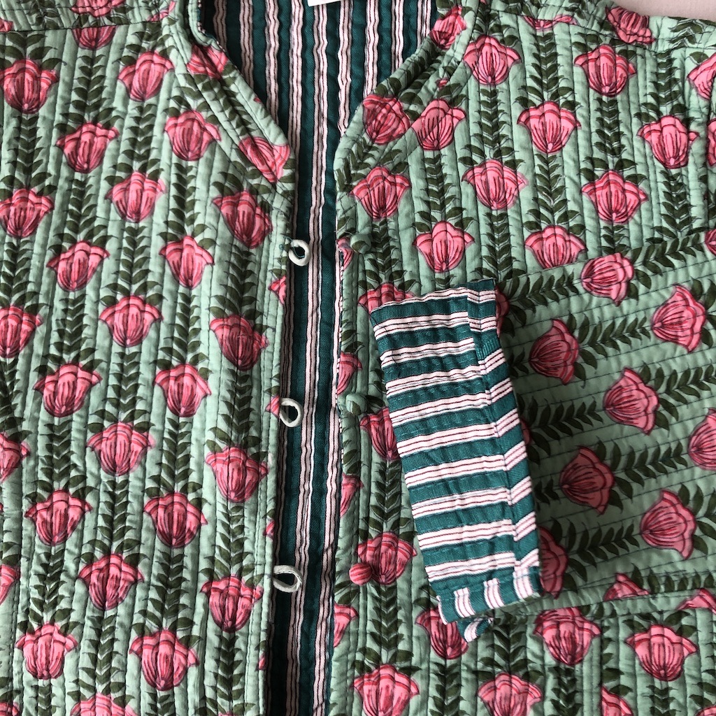 La veste indienne surpiquée / imprimé vert et rose