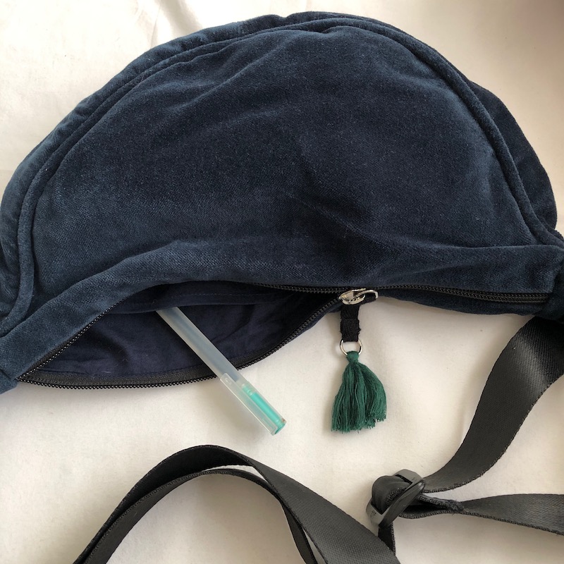 Grand sac banane en velours bleu navy