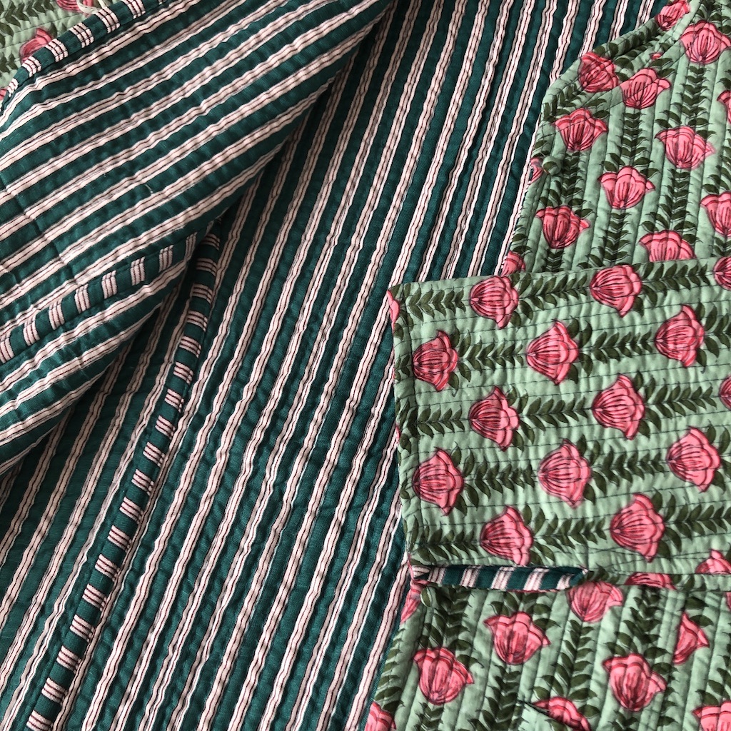 La veste indienne surpiquée / imprimé vert et rose