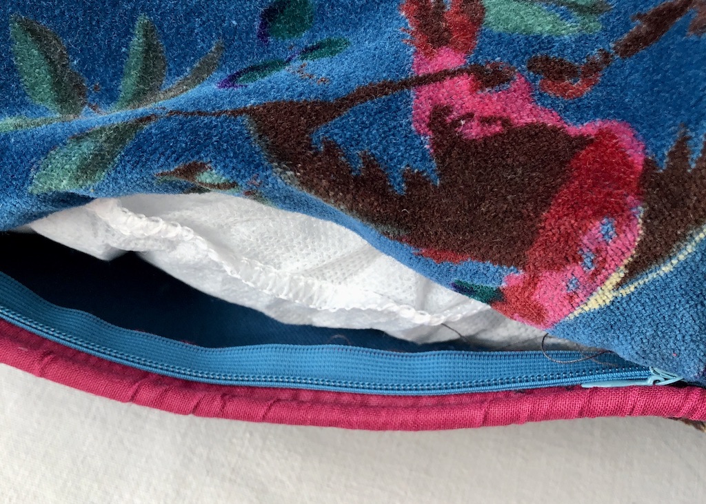 Housse de coussin en velours imprimé fleurs et oiseaux fond turquoise