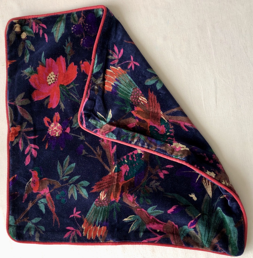 Housse de coussin en velours imprimé fleurs et oiseaux fond bleu navy