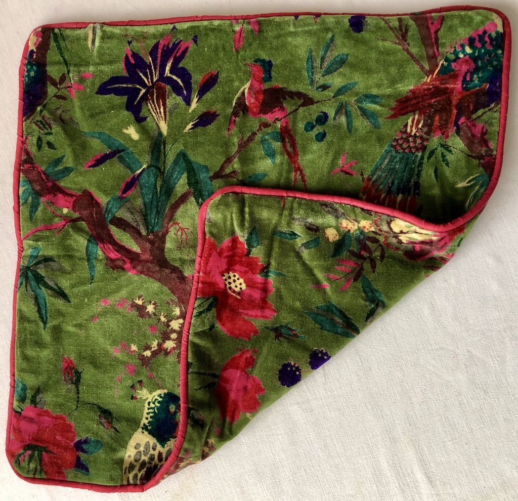 Housse de coussin en velours imprimé fleurs et oiseaux fond vert olive