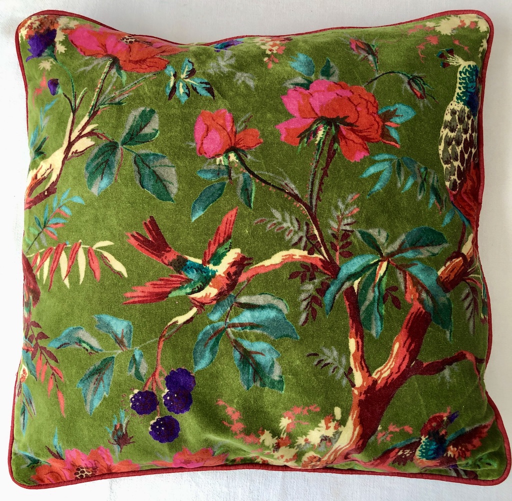 Housse de coussin en velours imprimé fleurs et oiseaux fond vert olive