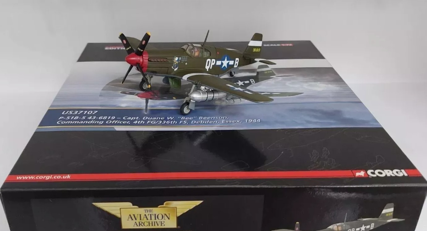 Corgi US37107 P51B-5 43-6819 - Capt. Duane W. "Bee" Beenson, Commanding Officer,  4th FG/336th FS, Debden, Essex, 1944