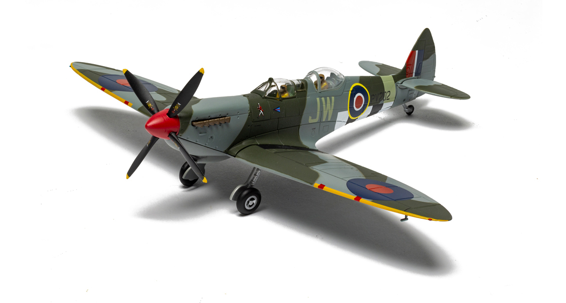 Corgi The Aviation Archive AA29204 Supermarine Spitfire T9 - PV202 - Aerial Collective - Duxford Airfield  