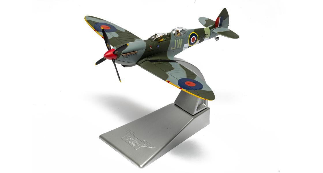 Corgi The Aviation Archive AA29204 Supermarine Spitfire T9 - PV202 - Aerial Collective - Duxford Airfield  