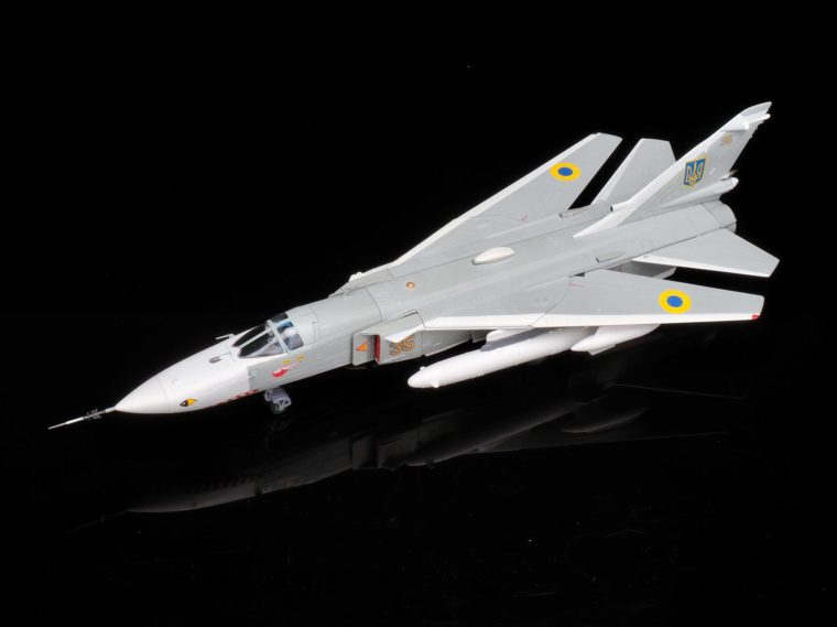 Calibre Wings CA722410 - Sukhoi Su-24MR Ukranian Airforce 35 Yellow