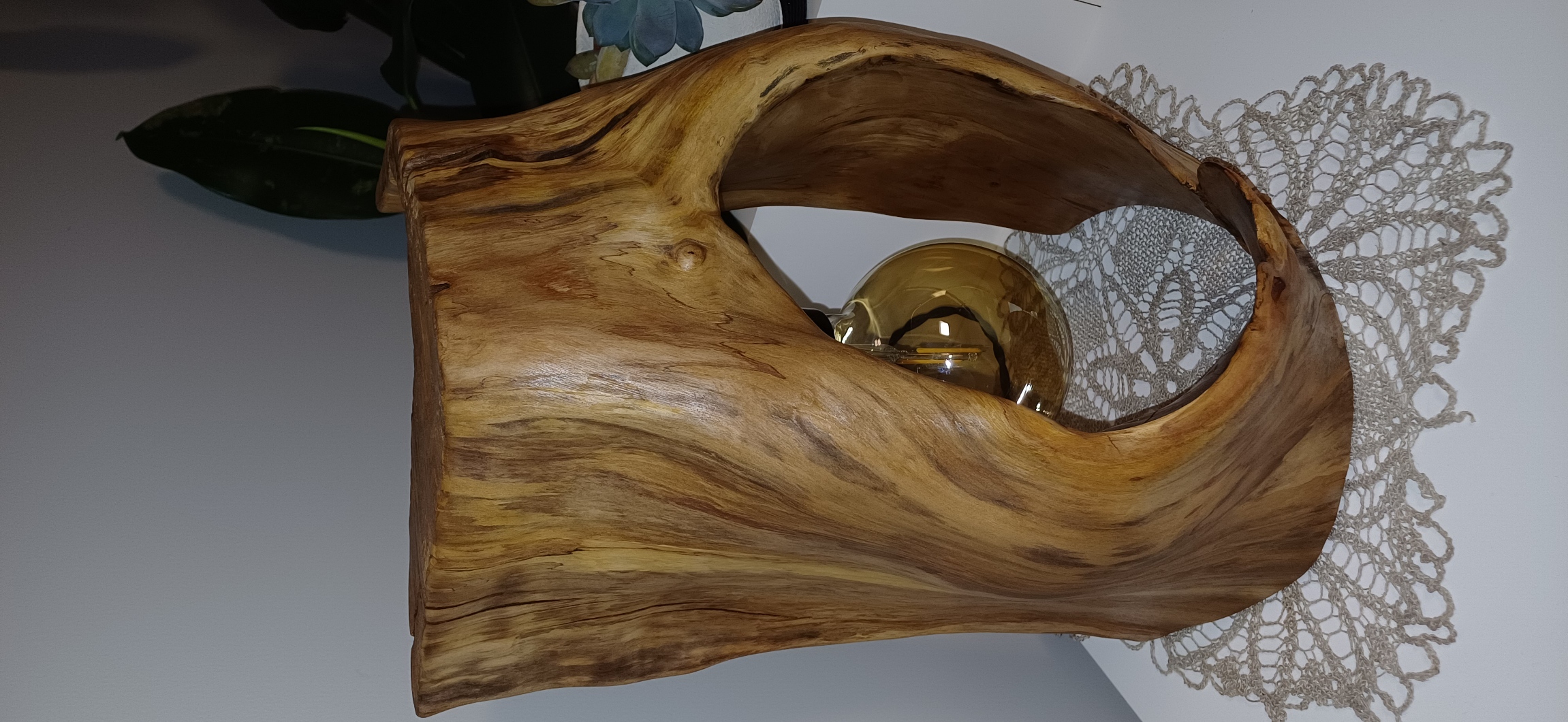 Rankų darbo medinė lempa