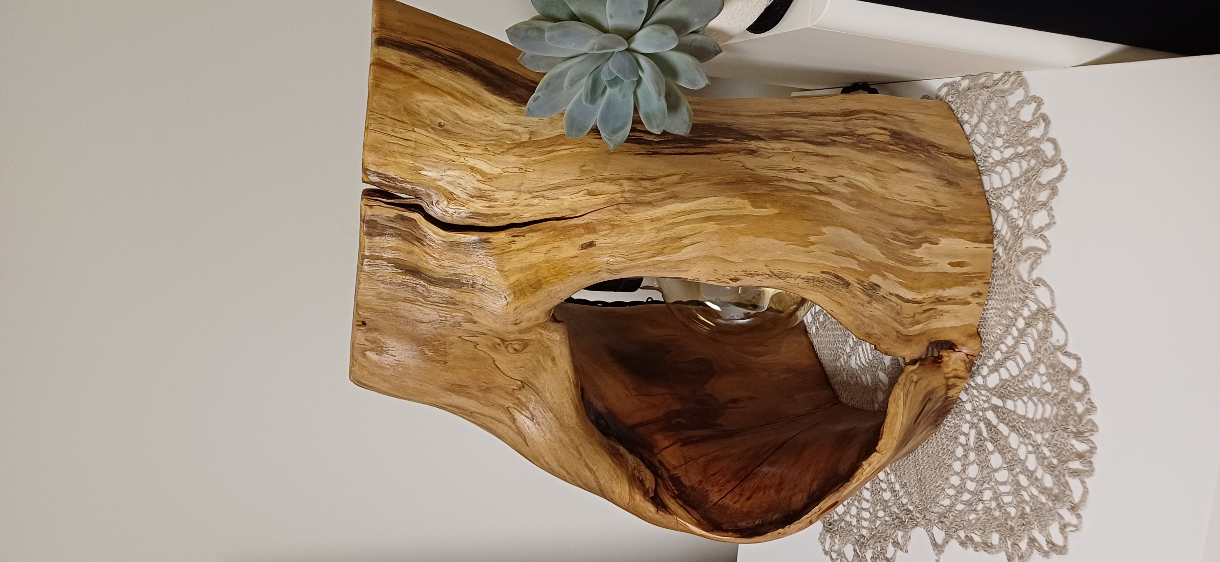 Rankų darbo medinė lempa