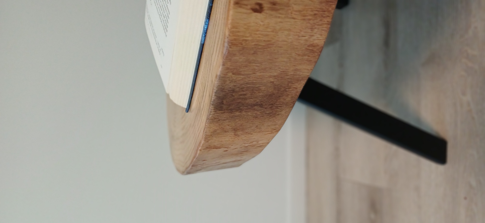 Ąžuolo masyvo kavos staliukas.