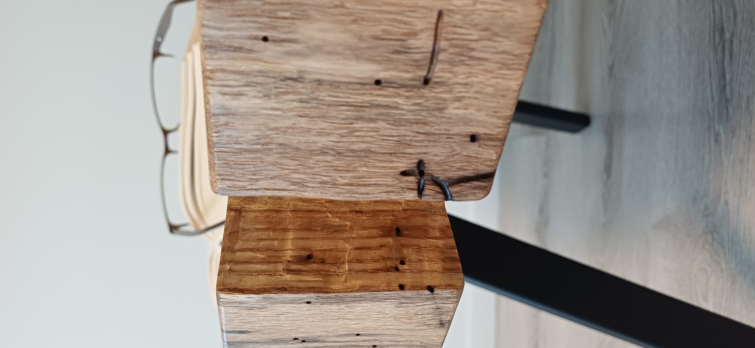 Ąžuolo masyvo kavos staliukas.