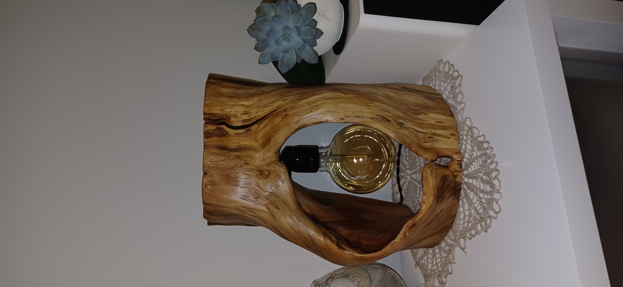 Rankų darbo medinė lempa